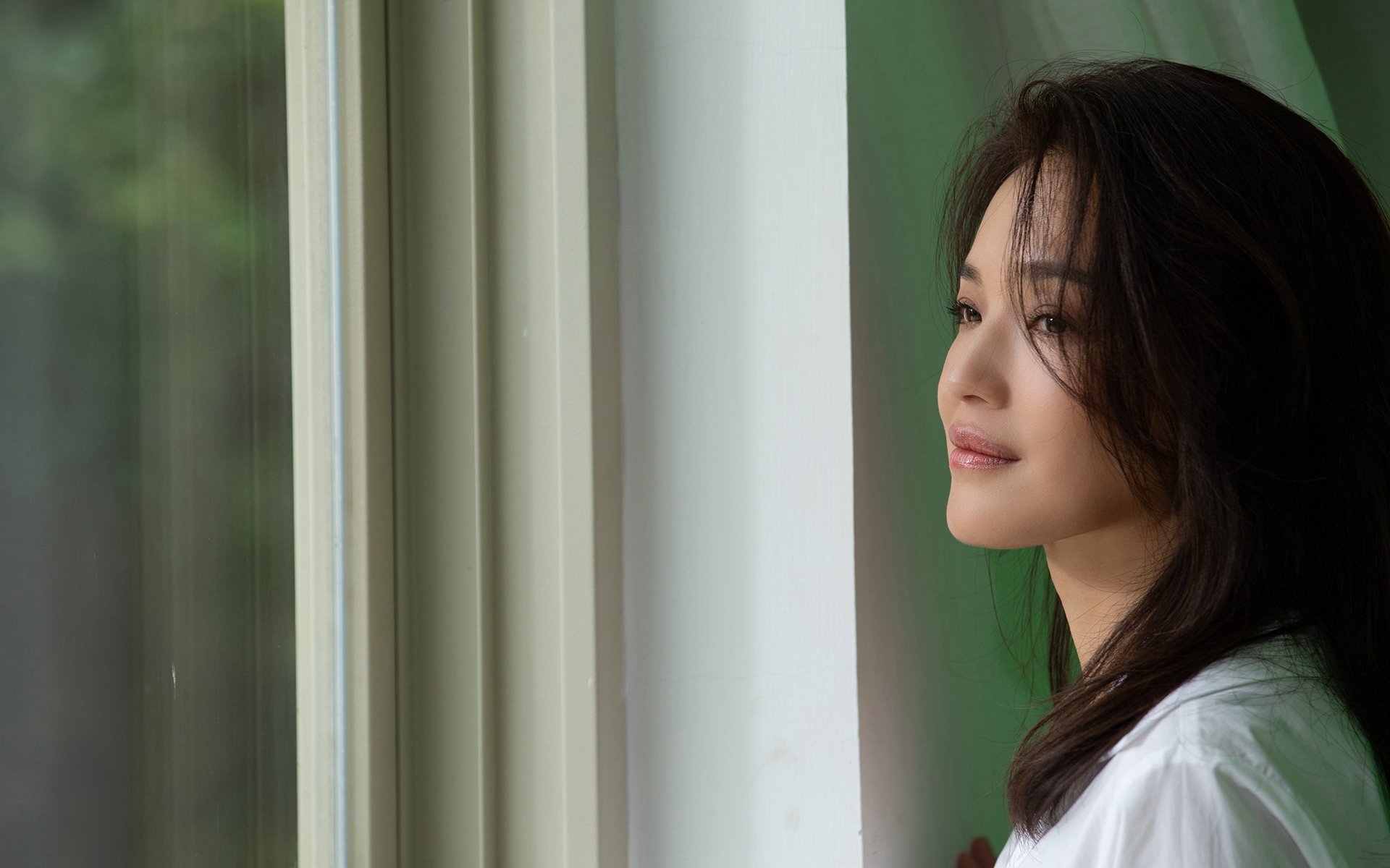 比赛中不断切换阵型尝试多种策略展现教练团队战术储备深度，保持切换球员方向